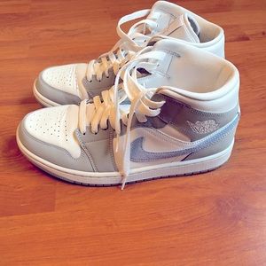 Nike Air Jordan 1 Mid Womens 9.5